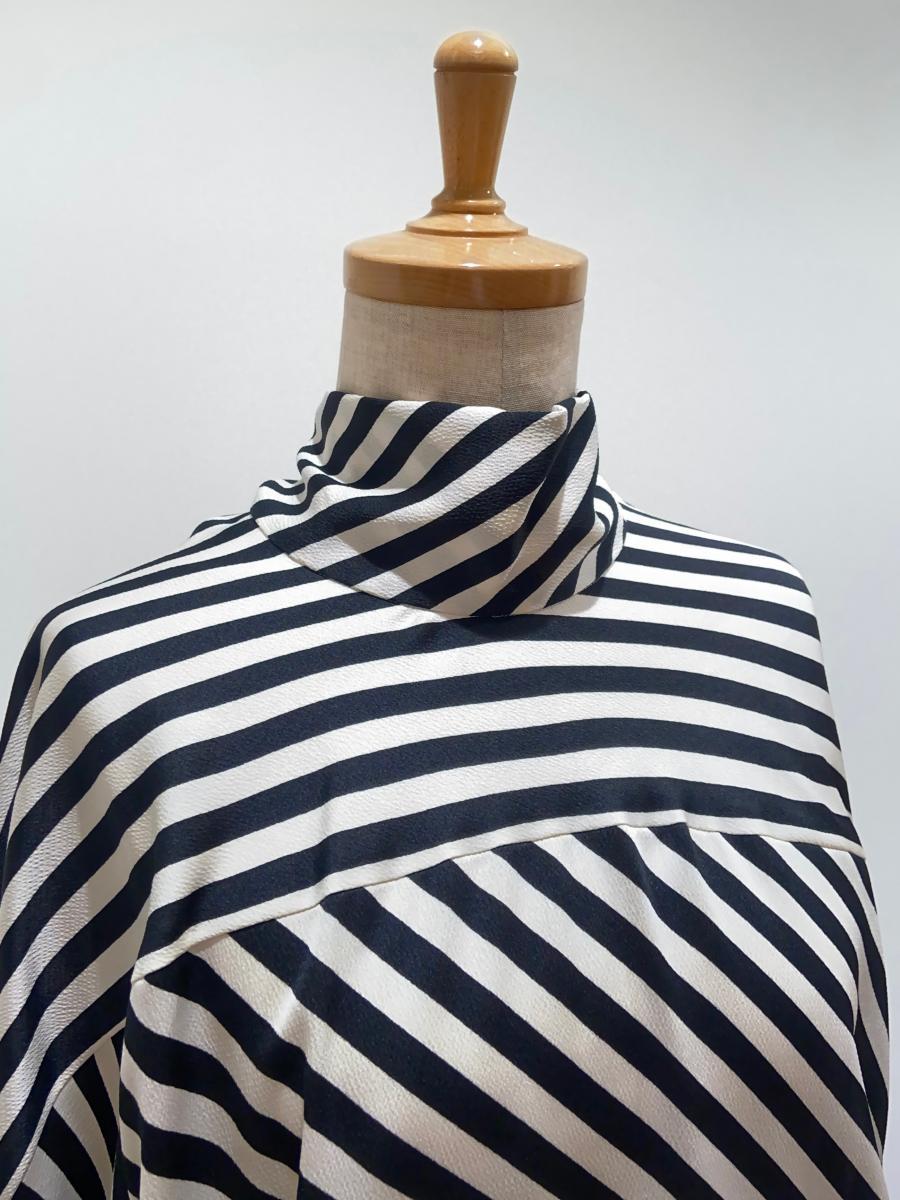 HYKE（ハイク）／STRIPE HAMMER SATIN BACK RIBBON BLOUSE（15226）