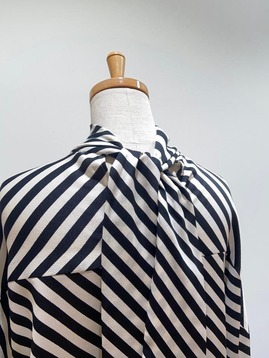 HYKE（ハイク）／STRIPE HAMMER SATIN BACK RIBBON BLOUSE（15226）