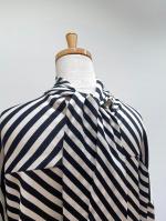 HYKE（ハイク）／STRIPE HAMMER SATIN BACK RIBBON BLOUSE（15226）